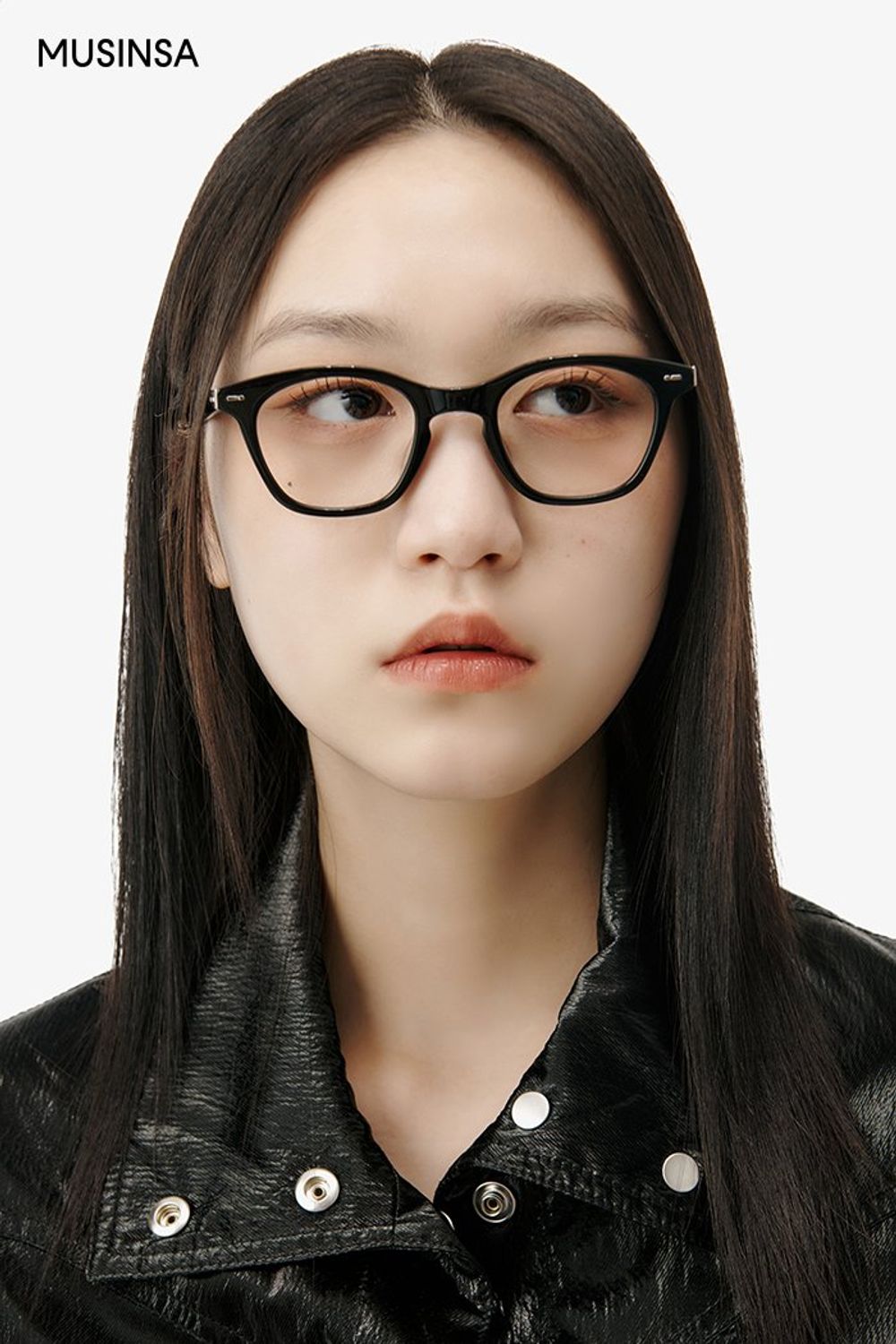 블랙 컬러 아이템으로 완성한 코디네이션 #와이드핏 #올블랙 #레더 #글로시 #크롭 #봄 #시크 #퀼팅백 #에디터_최고은