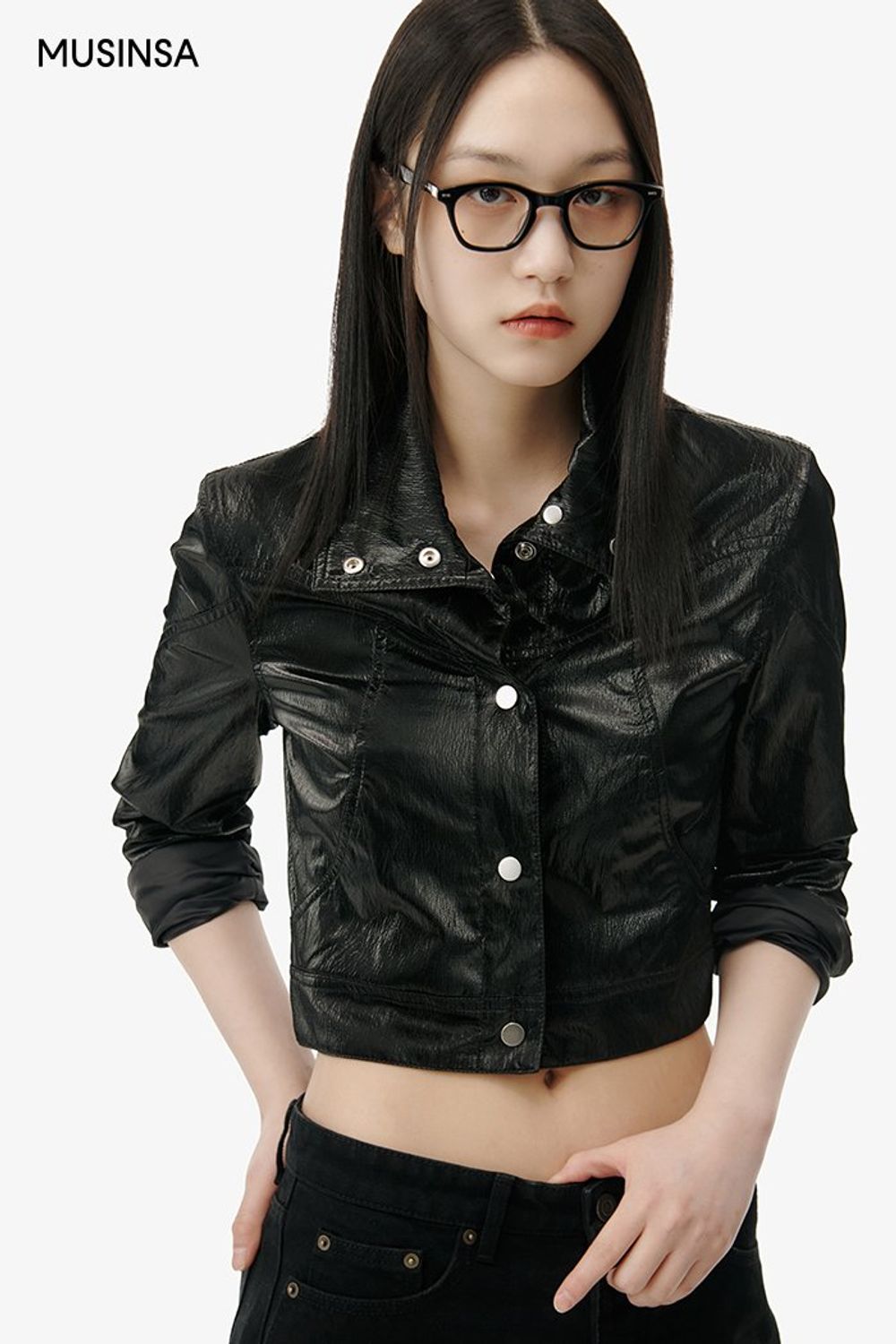 블랙 컬러 아이템으로 완성한 코디네이션 #와이드핏 #올블랙 #레더 #글로시 #크롭 #봄 #시크 #퀼팅백 #에디터_최고은