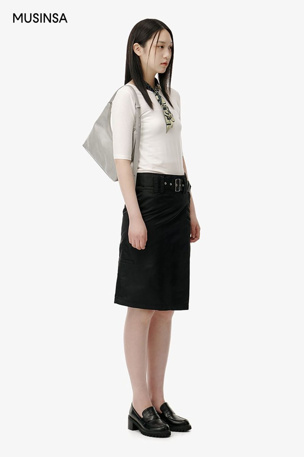 화이트 탑에 미디스커트를 코디하고 패턴 스카프로 포인트를 준 시크 룩 #그래픽 #슬림핏 #모노톤 #여름 #시크 #랩스커트 #에디터_최고은