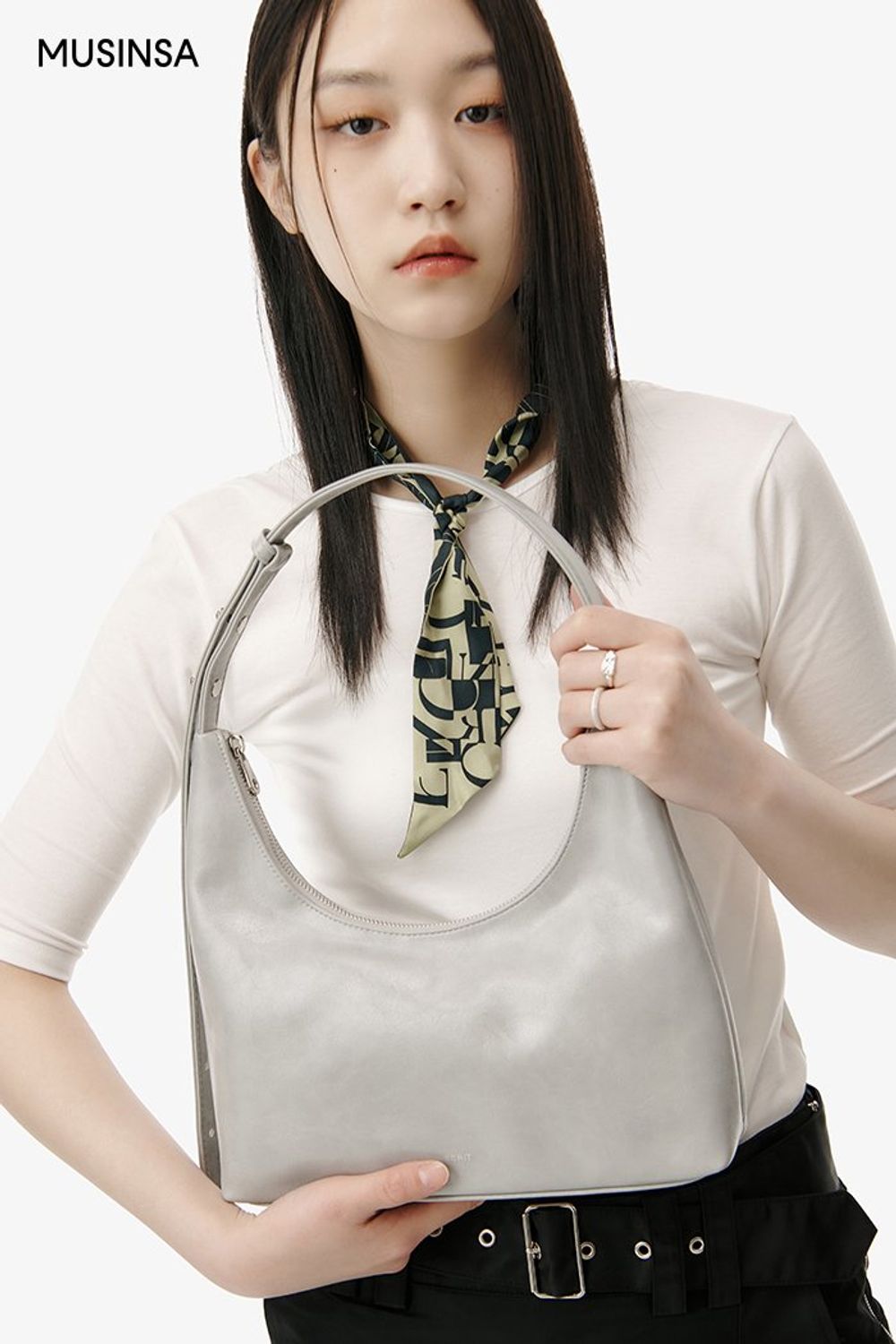 화이트 탑에 미디스커트를 코디하고 패턴 스카프로 포인트를 준 시크 룩 #그래픽 #슬림핏 #모노톤 #여름 #시크 #랩스커트 #에디터_최고은