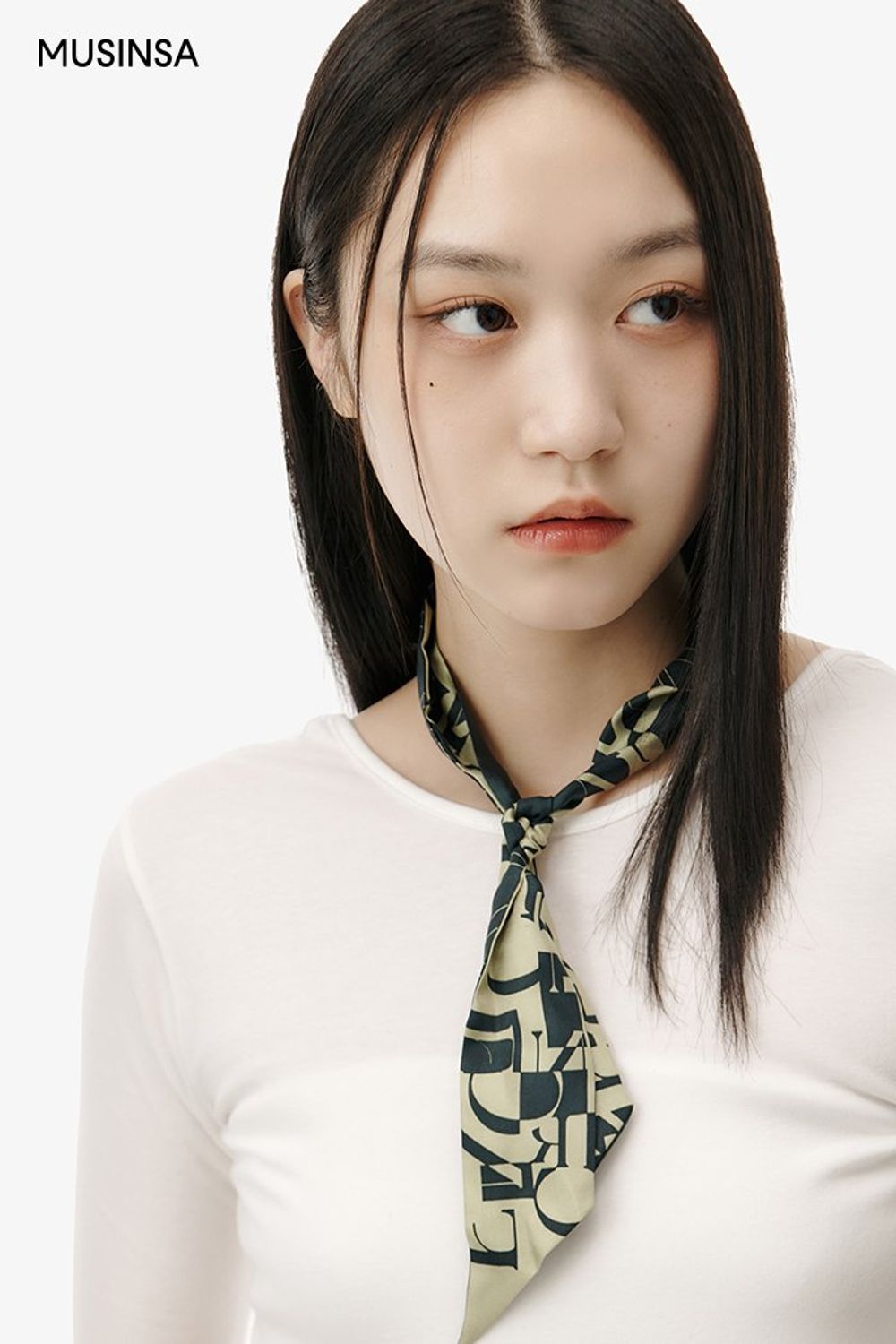 화이트 탑에 미디스커트를 코디하고 패턴 스카프로 포인트를 준 시크 룩 #그래픽 #슬림핏 #모노톤 #여름 #시크 #랩스커트 #에디터_최고은