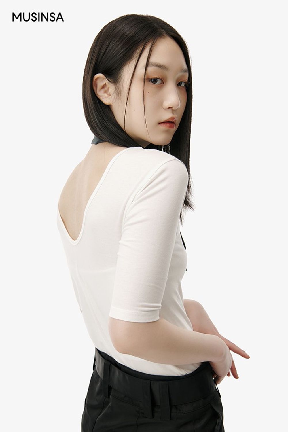화이트 탑에 미디스커트를 코디하고 패턴 스카프로 포인트를 준 시크 룩 #그래픽 #슬림핏 #모노톤 #여름 #시크 #랩스커트 #에디터_최고은