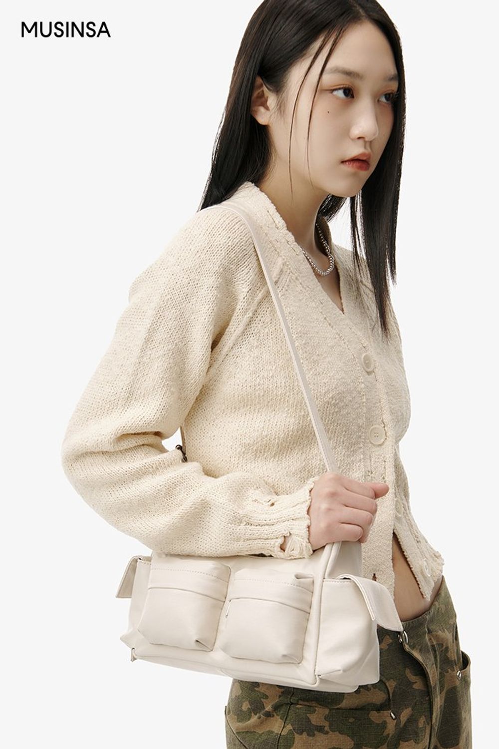 대미지 디테일이 유니크한 카디건에 패턴 팬츠를 조합한 스트릿 룩 #유니크 #카무플라주 #와이드핏 #뉴트럴톤 #슬릿 #대미지 #봄 #스트릿 #에디터_최고은