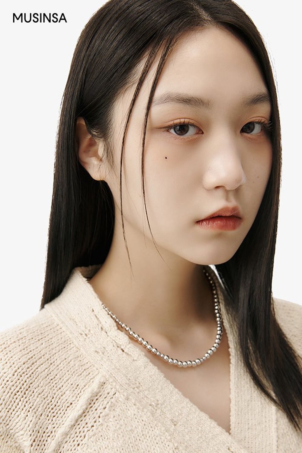 대미지 디테일이 유니크한 카디건에 패턴 팬츠를 조합한 스트릿 룩 #유니크 #카무플라주 #와이드핏 #뉴트럴톤 #슬릿 #대미지 #봄 #스트릿 #에디터_최고은