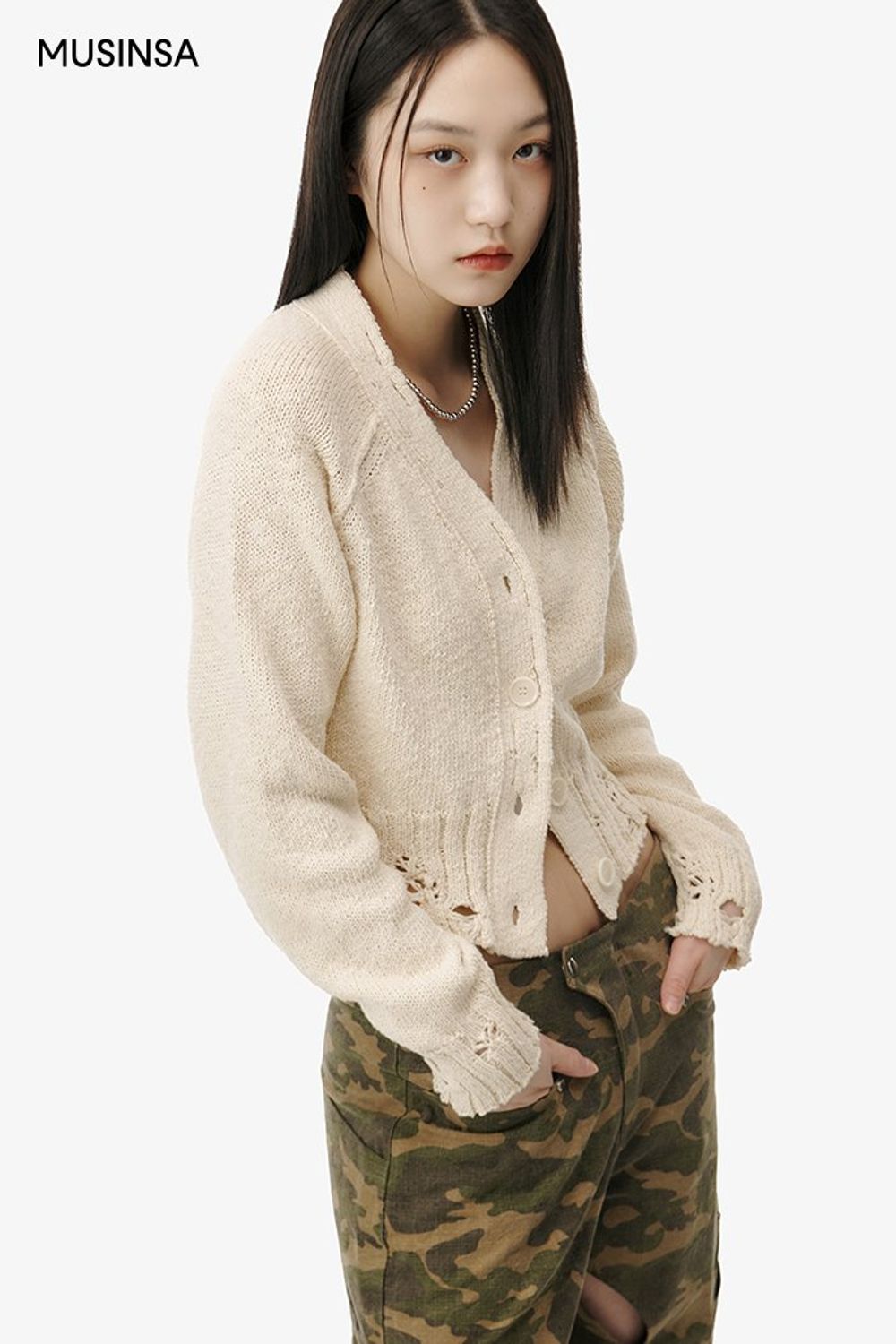 대미지 디테일이 유니크한 카디건에 패턴 팬츠를 조합한 스트릿 룩 #유니크 #카무플라주 #와이드핏 #뉴트럴톤 #슬릿 #대미지 #봄 #스트릿 #에디터_최고은