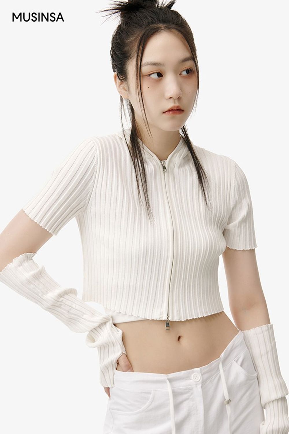 워머 카디건에 화이트 카고 팬츠를 코디하고 셔링 백으로 포인트를 준 스트릿 룩 #유니크 #올화이트 #셋업코디 #카고 #셔링 #크롭 #글로시 #봄 #스트릿 #에디터_최고은