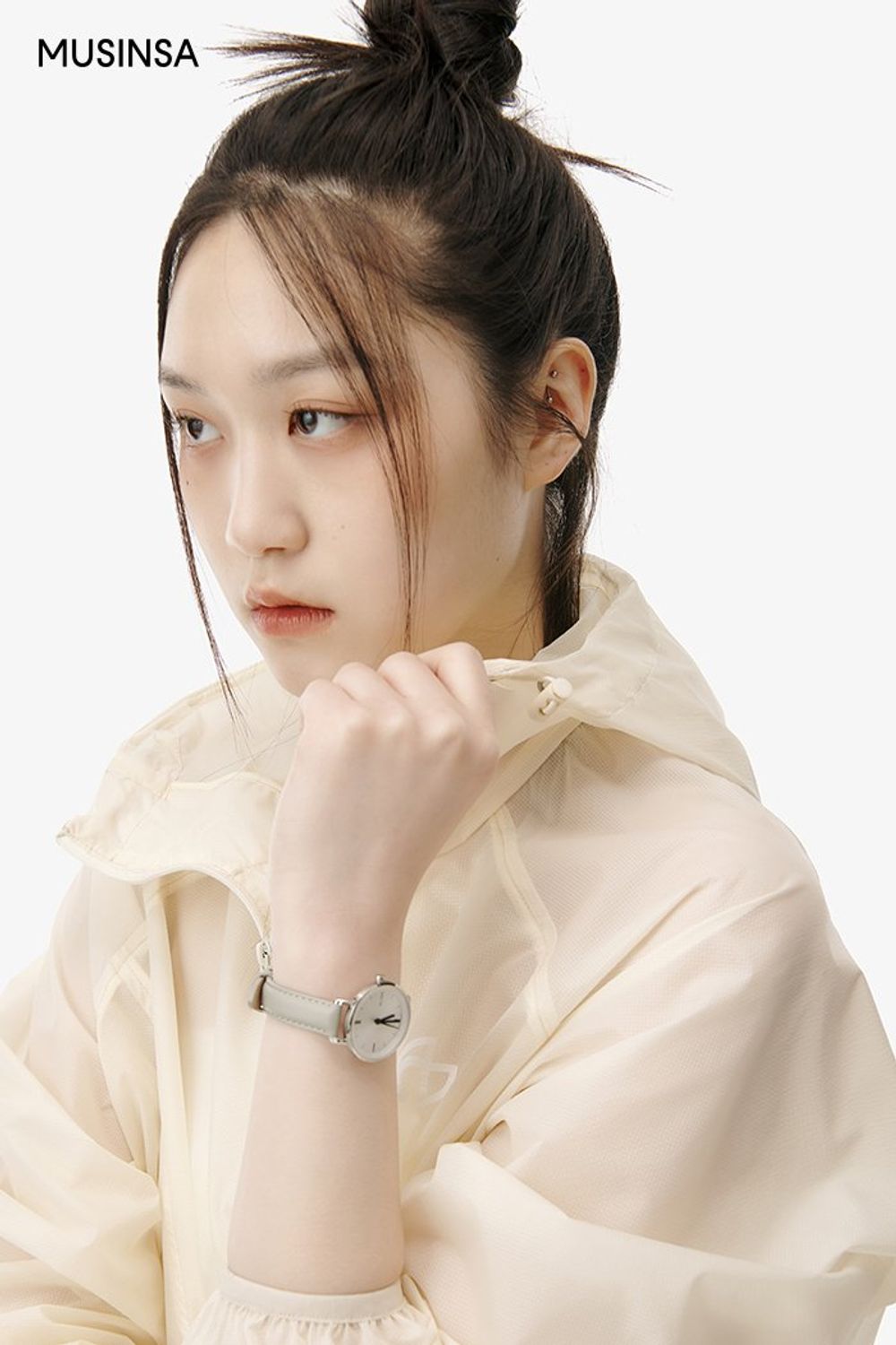 가벼운 나일론 재킷에 머메이드 스커트를 코디하고 스니커즈로 마무리한 고프코어 룩 #화사한 #편안한 #뉴트럴톤 #시스루 #절개 #봄 #스포티 #고프코어 #방수 #머메이드 #에디터_최고은