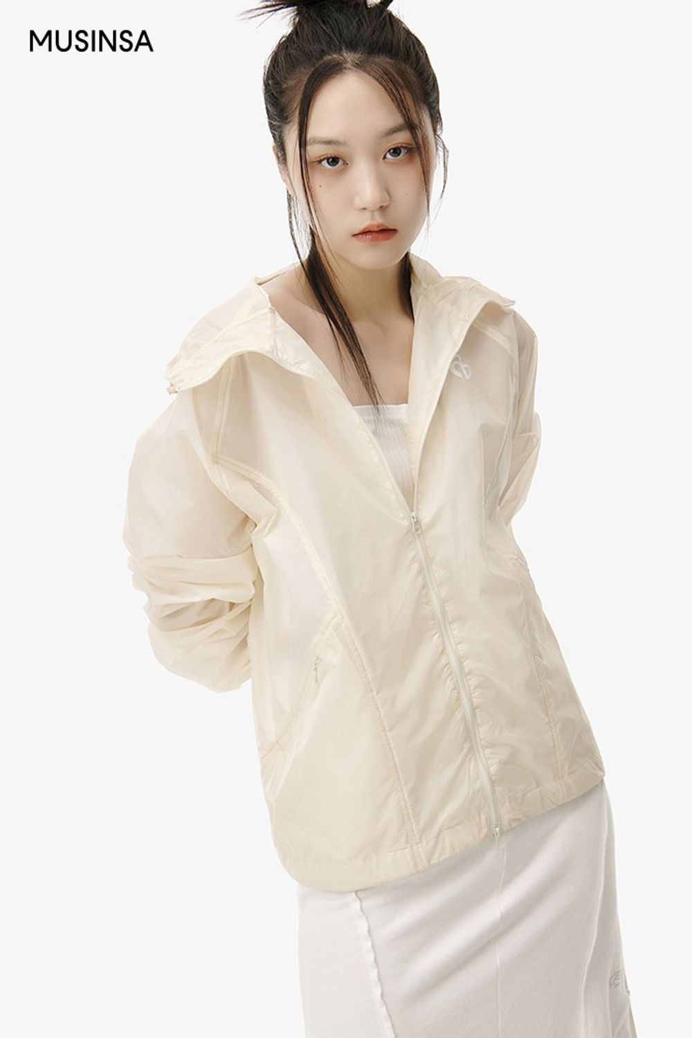 가벼운 나일론 재킷에 머메이드 스커트를 코디하고 스니커즈로 마무리한 고프코어 룩 #화사한 #편안한 #뉴트럴톤 #시스루 #절개 #봄 #스포티 #고프코어 #방수 #머메이드 #에디터_최고은
