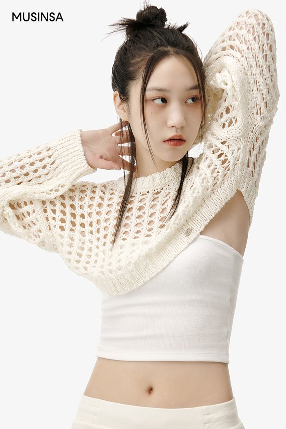 볼레로 니트에 스웨트 팬츠를 매치하고 스니커즈로 활동성을 높인 코디네이션 #편안한 #레이어드룩 #뉴트럴톤 #크롭 #고프코어 #봄 #에디터_최고은