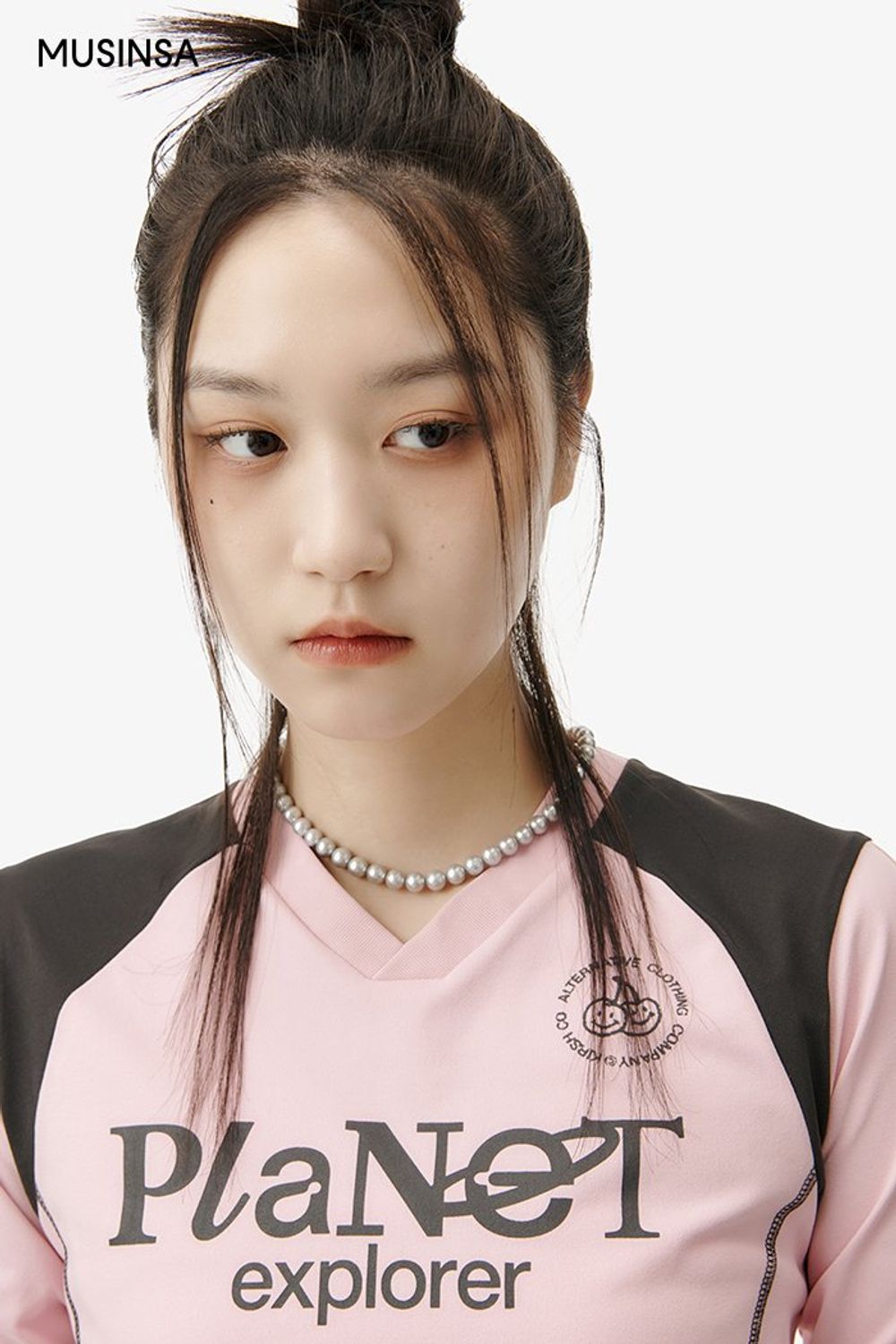 핑크 컬러 저지 탑에 와이드 팬츠를 조합한 스트릿 룩 #그래픽 #컬러포인트 #스트라이프 #와이드핏 #컬러블록 #봄 #스트릿 #투웨이팬츠 #에디터_최고은