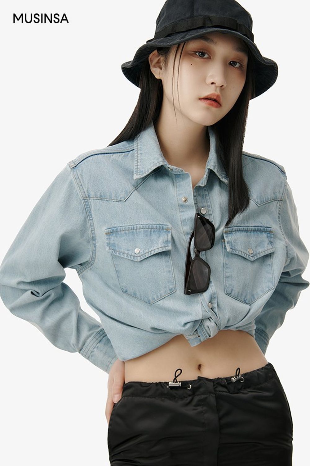 데님 셔츠에 카고 스커트를 매치하고 트레킹화로 마무리한 코디네이션 #로고플레이 #워싱 #슬릿 #카고 #봄 #스포티 #고프코어 #에디터_최고은