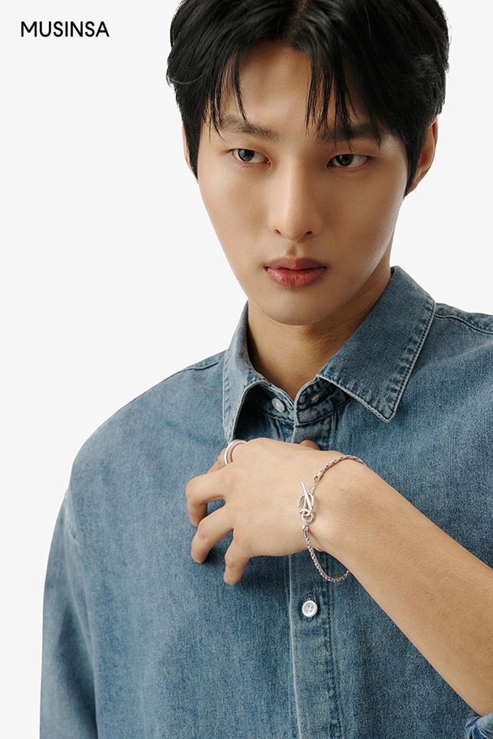 데님 셔츠와 팬츠로 연출한 댄디 룩 #청청패션 #데이트 #워싱 #봄 #댄디 #에디터_이여름