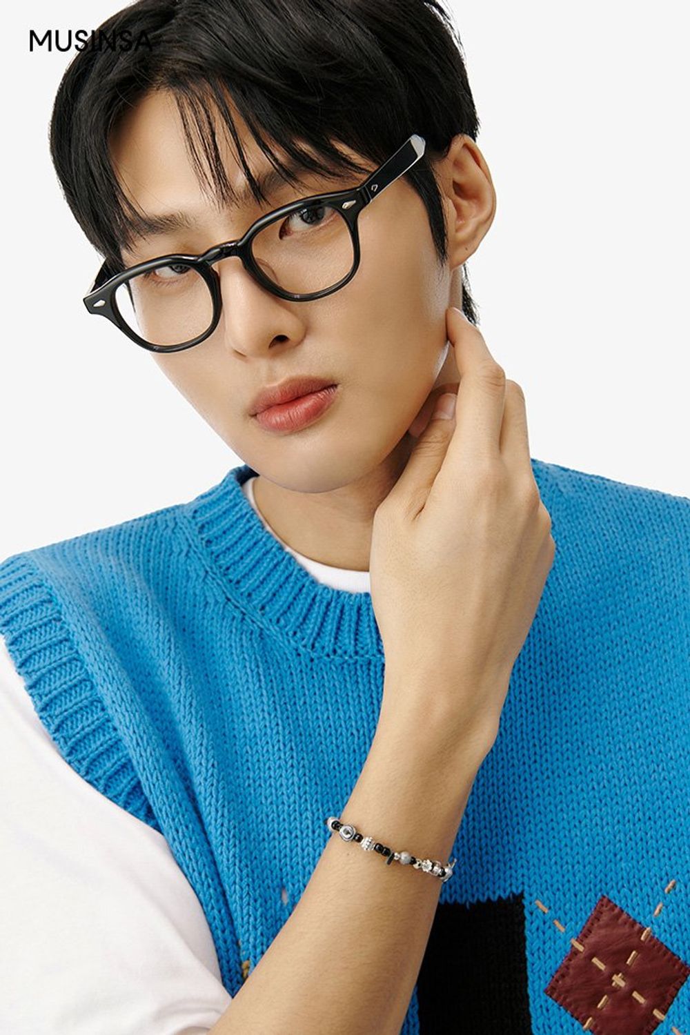 시원한 느낌의 니트 베스트와 코튼 팬츠로 완성한 캐주얼 룩 #컬러포인트 #레이어드룩 #캠퍼스 #봄 #캐주얼 #에디터_이여름