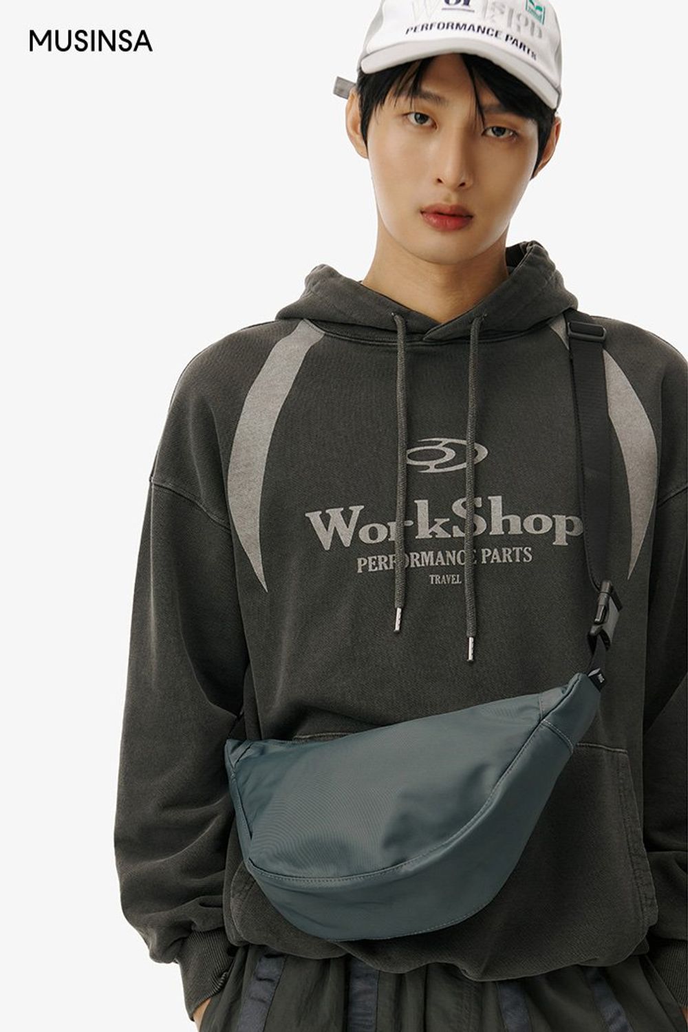 모노톤 후드 티셔츠와 하프 팬츠로 연출한 스트릿 룩 #그래픽 #모노톤 #컬러블록 #봄 #스트릿 #에디터_이여름