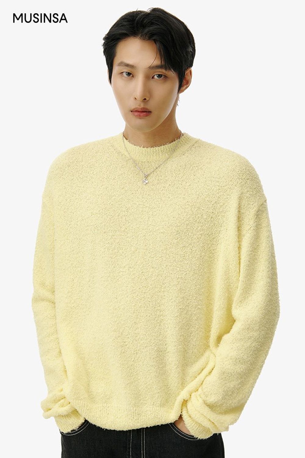 화사한 분위기의 니트와 데님 팬츠로 완성한 댄디 룩 #화사한 #컬러포인트 #데이트 #봄 #댄디 #에디터_이여름
