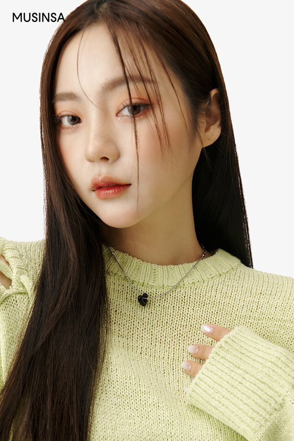 컷아웃 디테일이 돋보이는 니트와 카고 스커트를 매치하고 숄더백으로 꾸민 걸리시 룩 #짧치 #여친룩 #키높이 #스트링 #컷아웃 #카고 #봄 #걸리시 #에디터_이다희