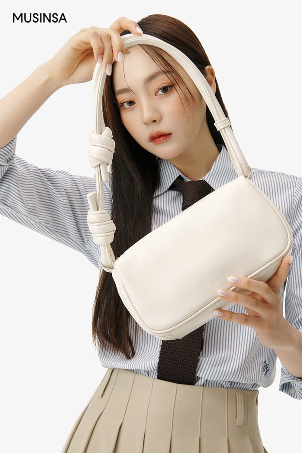 스트라이프 패턴 셔츠와 플리츠스커트를 함께 코디하고 타이로 마무리한 걸리시 룩 #스트라이프 #플리츠 #봄 #걸리시 #에디터_이다희