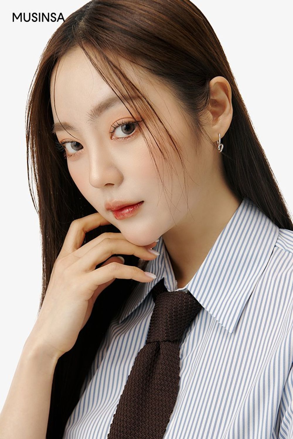 스트라이프 패턴 셔츠와 플리츠스커트를 함께 코디하고 타이로 마무리한 걸리시 룩 #스트라이프 #플리츠 #봄 #걸리시 #에디터_이다희