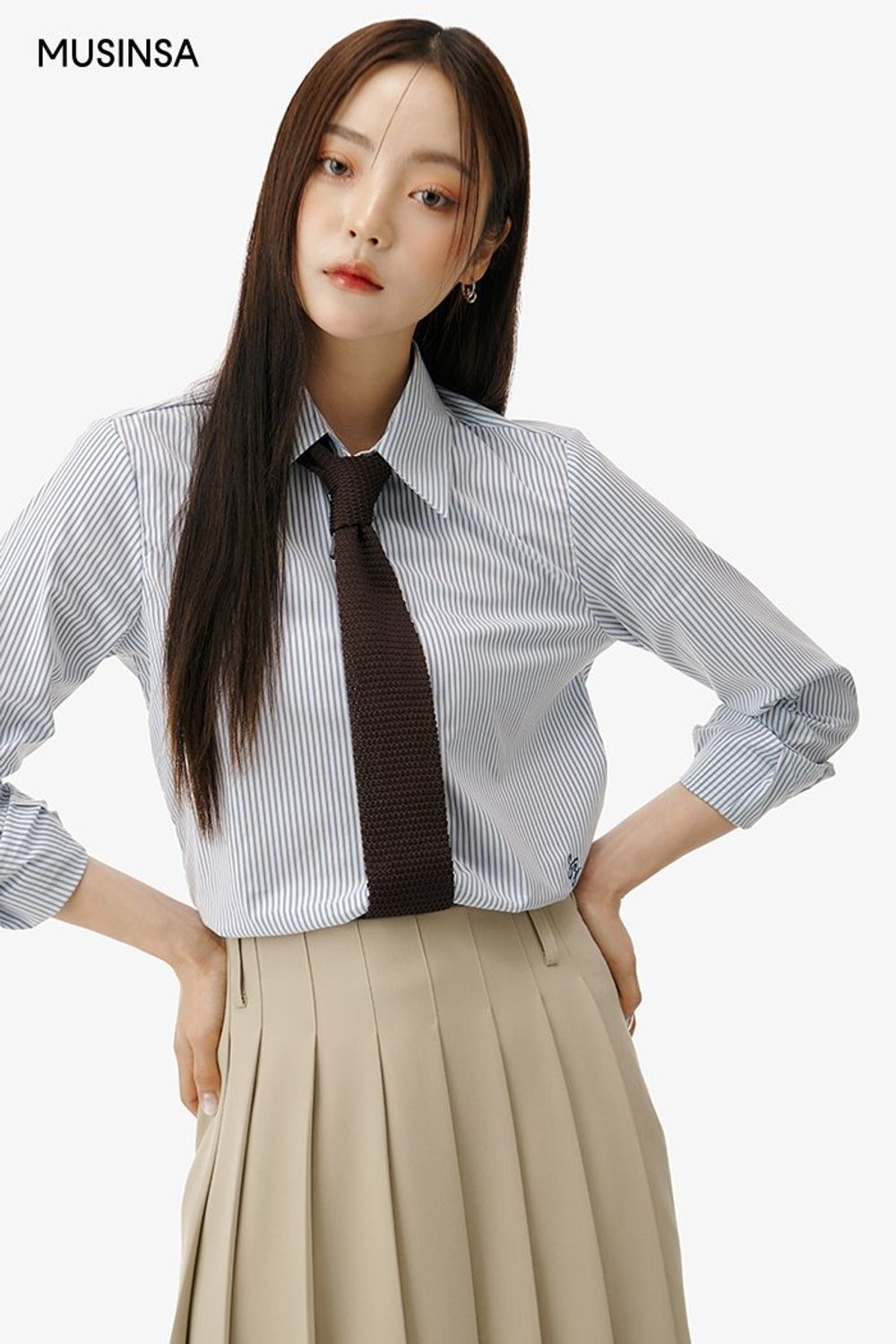 스트라이프 패턴 셔츠와 플리츠스커트를 함께 코디하고 타이로 마무리한 걸리시 룩 #스트라이프 #플리츠 #봄 #걸리시 #에디터_이다희