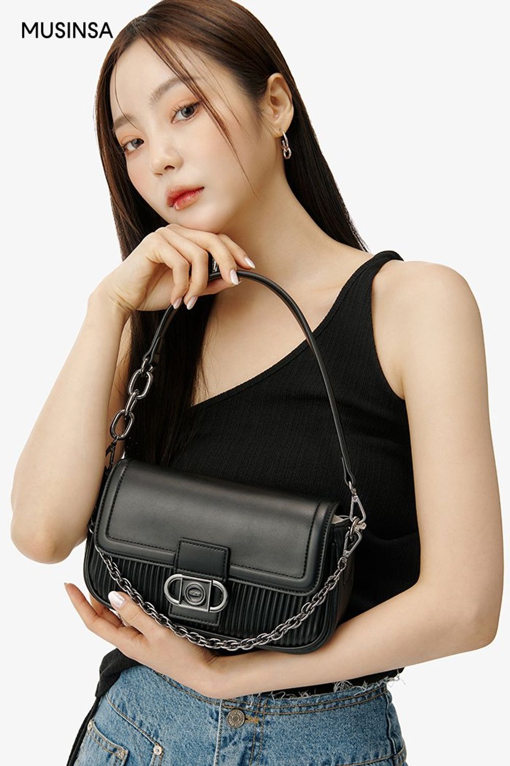 데님 소재의 맥시 스커트와 블레이저 재킷으로 시크하게 연출한 코디네이션 #워싱 #슬릿 #절개 #카고 #맥시 #언밸런스 #봄 #시크 #체인백 #에디터_이다희