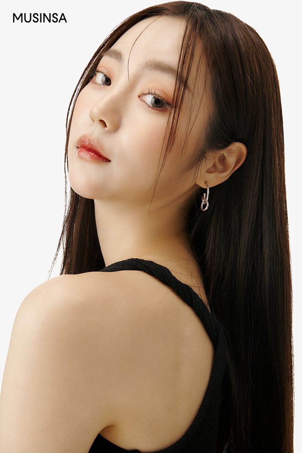 데님 소재의 맥시 스커트와 블레이저 재킷으로 시크하게 연출한 코디네이션 #워싱 #슬릿 #절개 #카고 #맥시 #언밸런스 #봄 #시크 #체인백 #에디터_이다희