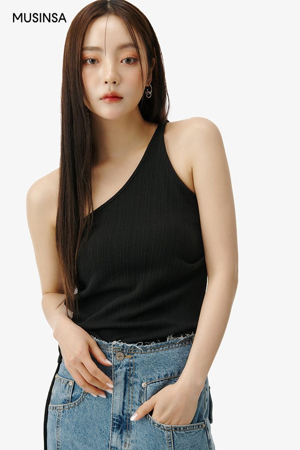 데님 소재의 맥시 스커트와 블레이저 재킷으로 시크하게 연출한 코디네이션 #워싱 #슬릿 #절개 #카고 #맥시 #언밸런스 #봄 #시크 #체인백 #에디터_이다희