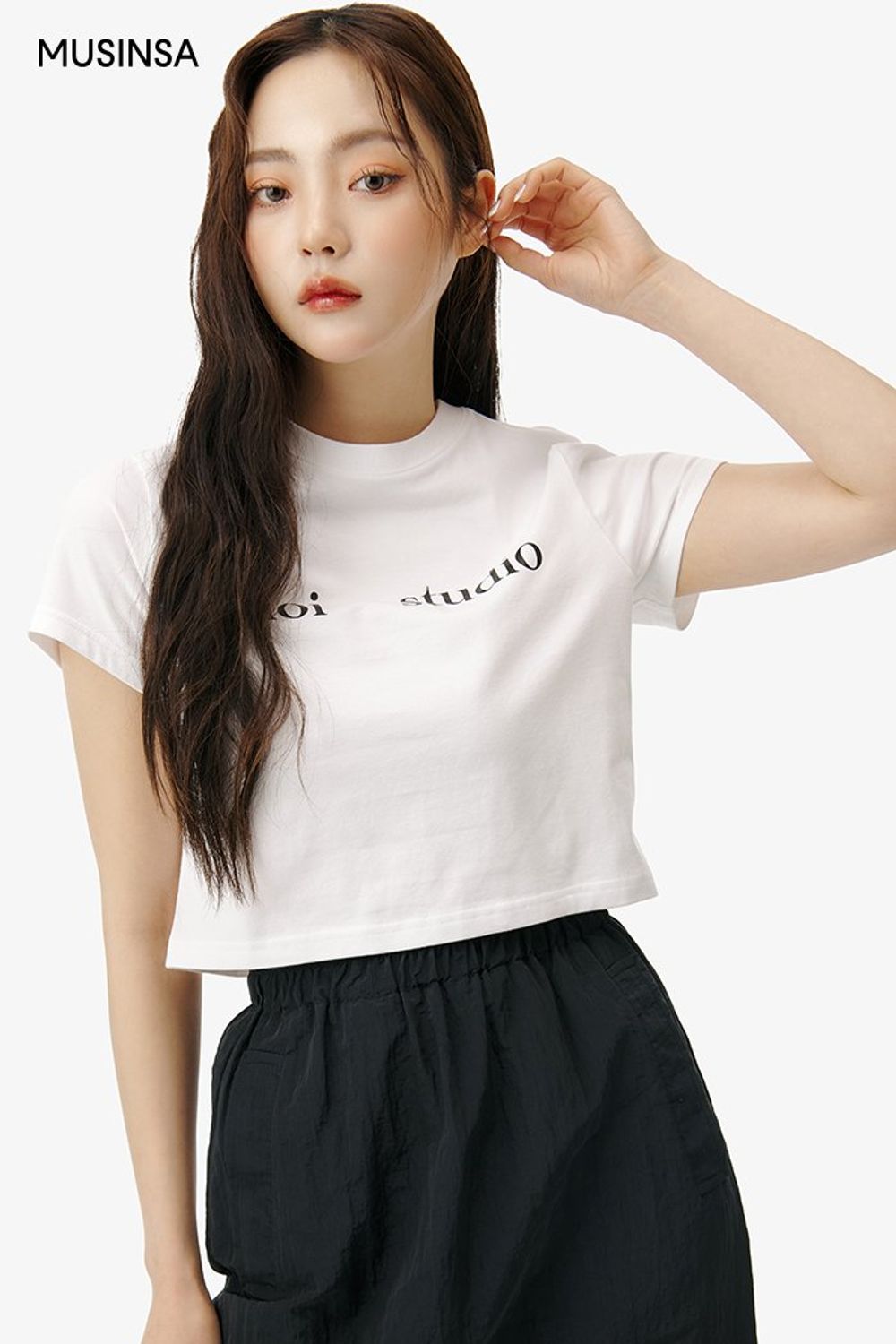 로고플레이 티셔츠와 베스트 점퍼, 미디스커트로 연출한 고프코어 룩 #로고플레이 #캠핑 #스포티 #A라인 #고프코어 #봄 #에디터_이다희