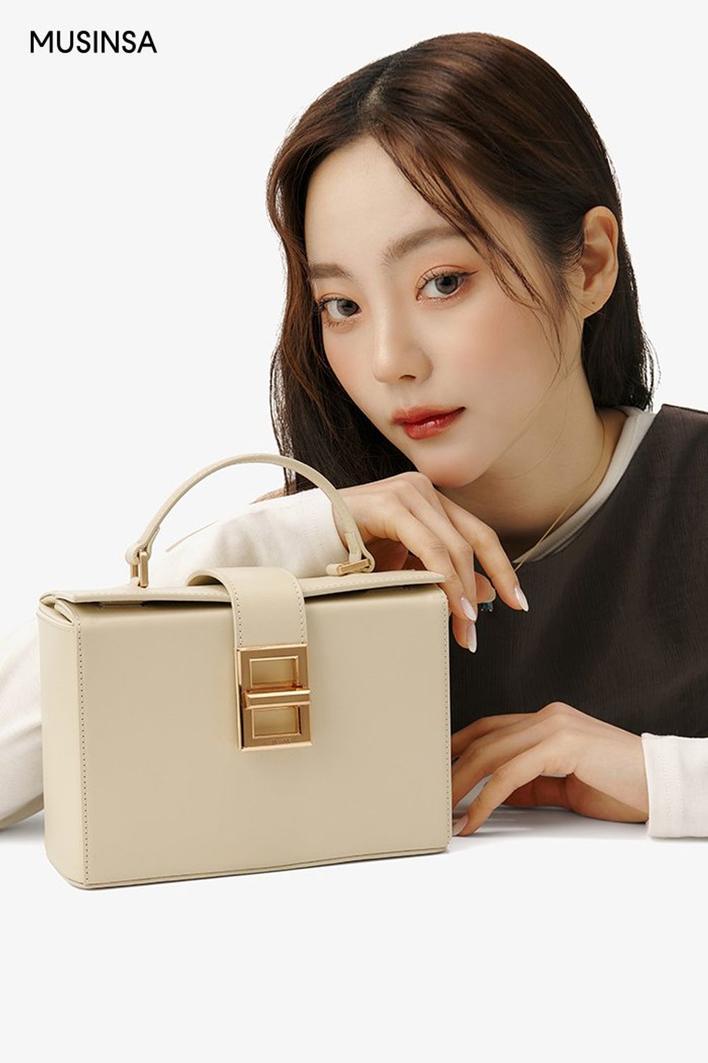 심플한 디테일의 롱 원피스와 토트백, 웨스턴 부츠로 스타일링한 로맨틱 룩 #뉴트럴톤 #레이어드룩 #데이트 #오프숄더 #맥시 #언밸런스 #봄 #로맨틱 #웨스턴부츠 #에디터_이다희