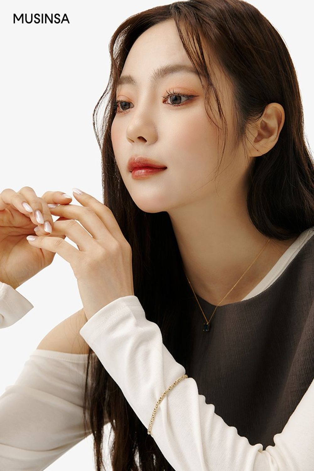 심플한 디테일의 롱 원피스와 토트백, 웨스턴 부츠로 스타일링한 로맨틱 룩 #뉴트럴톤 #레이어드룩 #데이트 #오프숄더 #맥시 #언밸런스 #봄 #로맨틱 #웨스턴부츠 #에디터_이다희