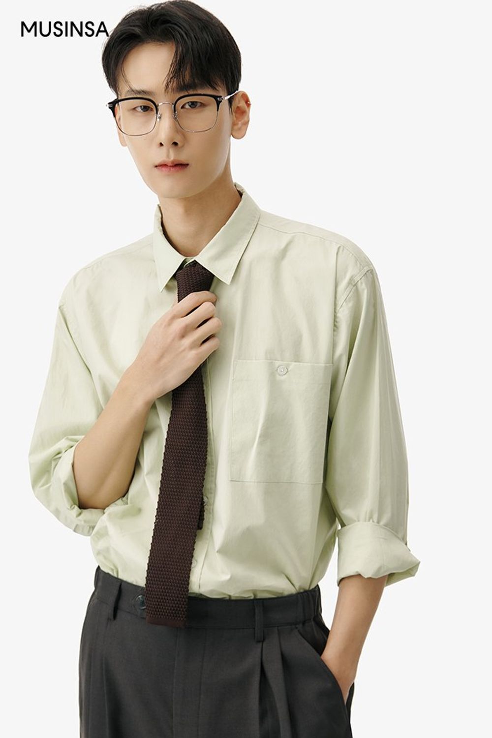 오버 핏 셔츠에 슬랙스를 매치하고 브라운 컬러 타이로 멋을 낸 포멀 룩 #화사한 #파스텔 #체크 #출근룩 #봄 #비즈니스캐주얼 #포멀 #에디터_천만욱
