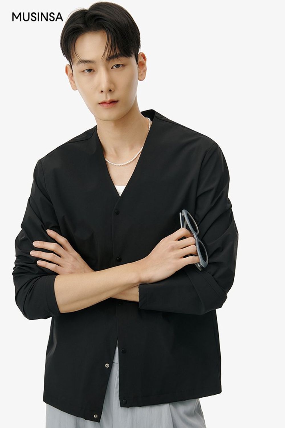 빈티지한 무드의 민소매 티셔츠에 와이드 팬츠를 매치하고 카라리스 재킷을 걸쳐 마무리한 시크 룩 #빈티지 #환절기 #와이드핏 #핀턱 #노카라 #봄 #시크 #에디터_천만욱