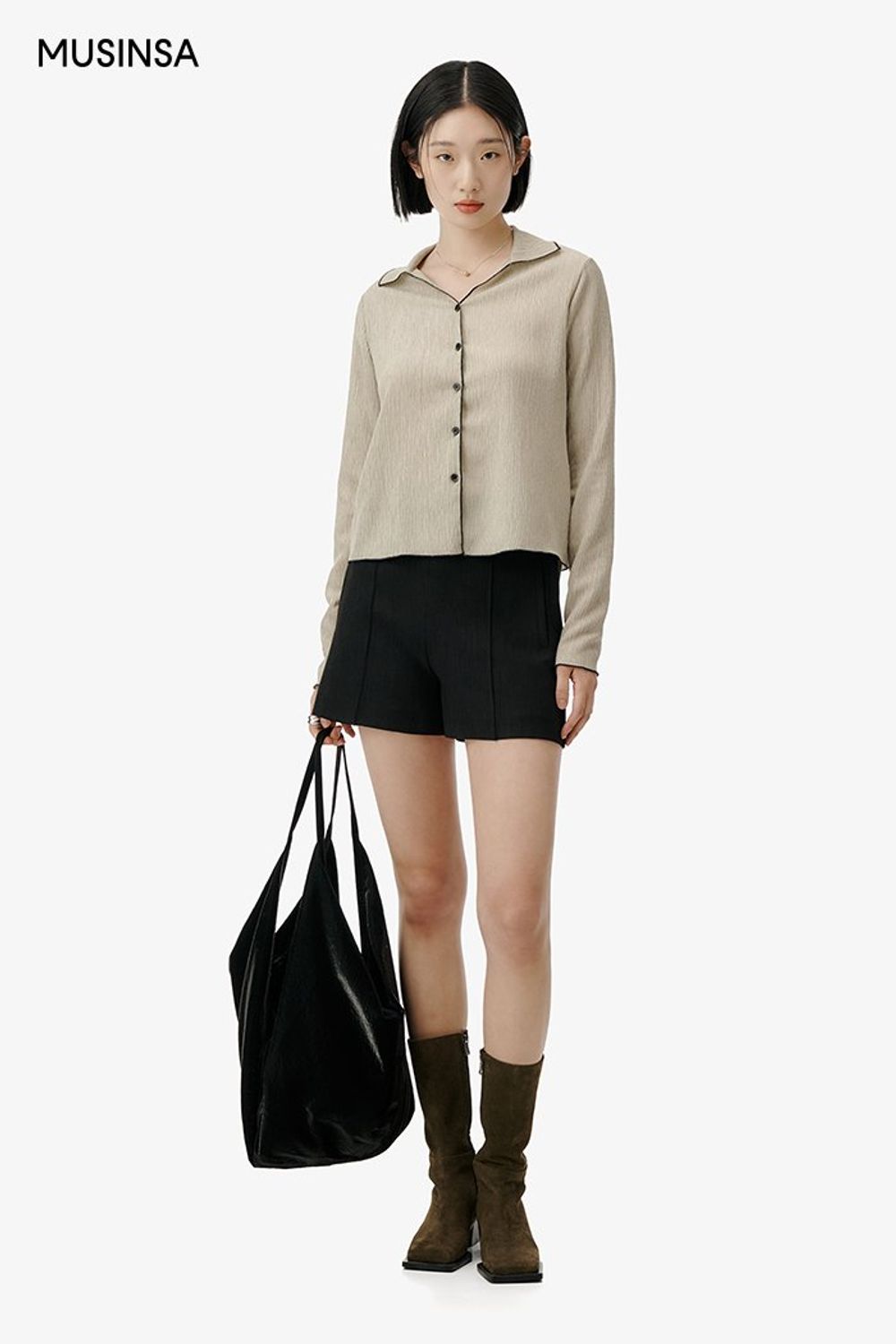 미니멀한 블라우스에 숏 팬츠를 매치한 후 부츠로 마무리한 시크 룩 #봄 #시크 #핀턱팬츠 #미니멀룩 #스웨이드부츠 #에디터_권준희