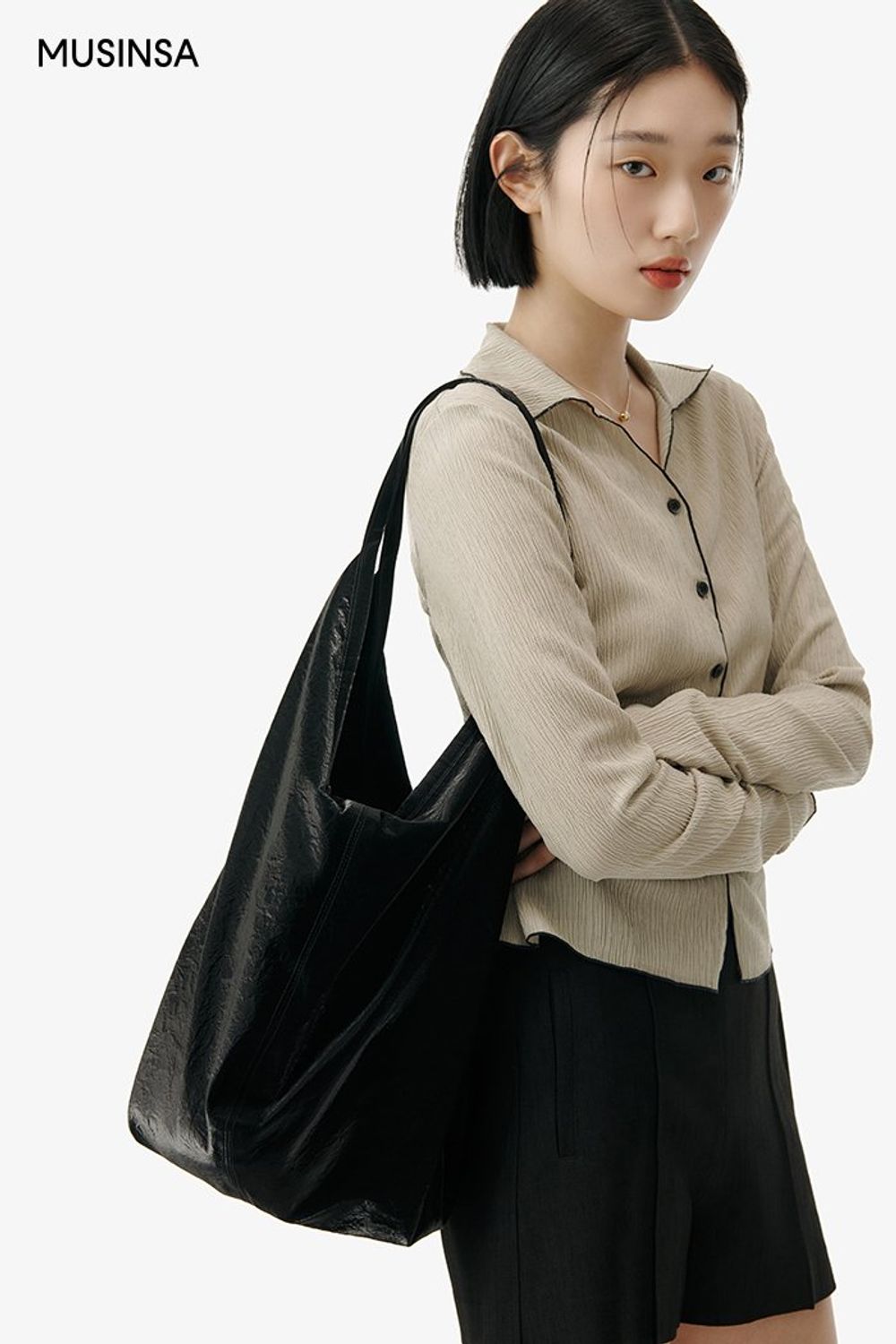 미니멀한 블라우스에 숏 팬츠를 매치한 후 부츠로 마무리한 시크 룩 #봄 #시크 #핀턱팬츠 #미니멀룩 #스웨이드부츠 #에디터_권준희