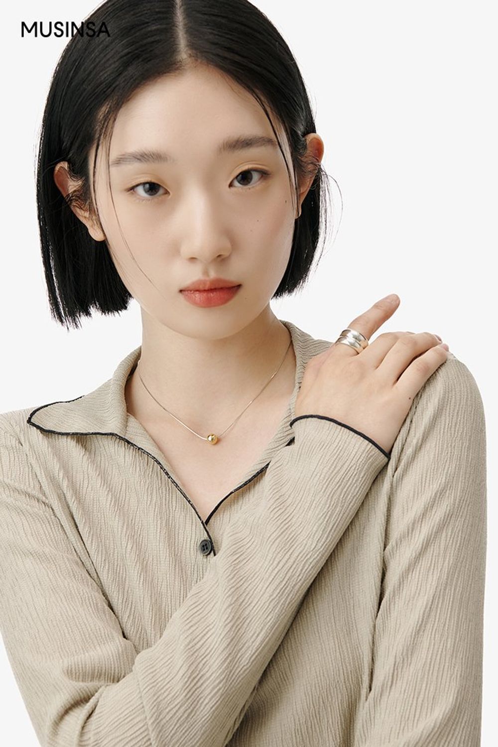 미니멀한 블라우스에 숏 팬츠를 매치한 후 부츠로 마무리한 시크 룩 #봄 #시크 #핀턱팬츠 #미니멀룩 #스웨이드부츠 #에디터_권준희