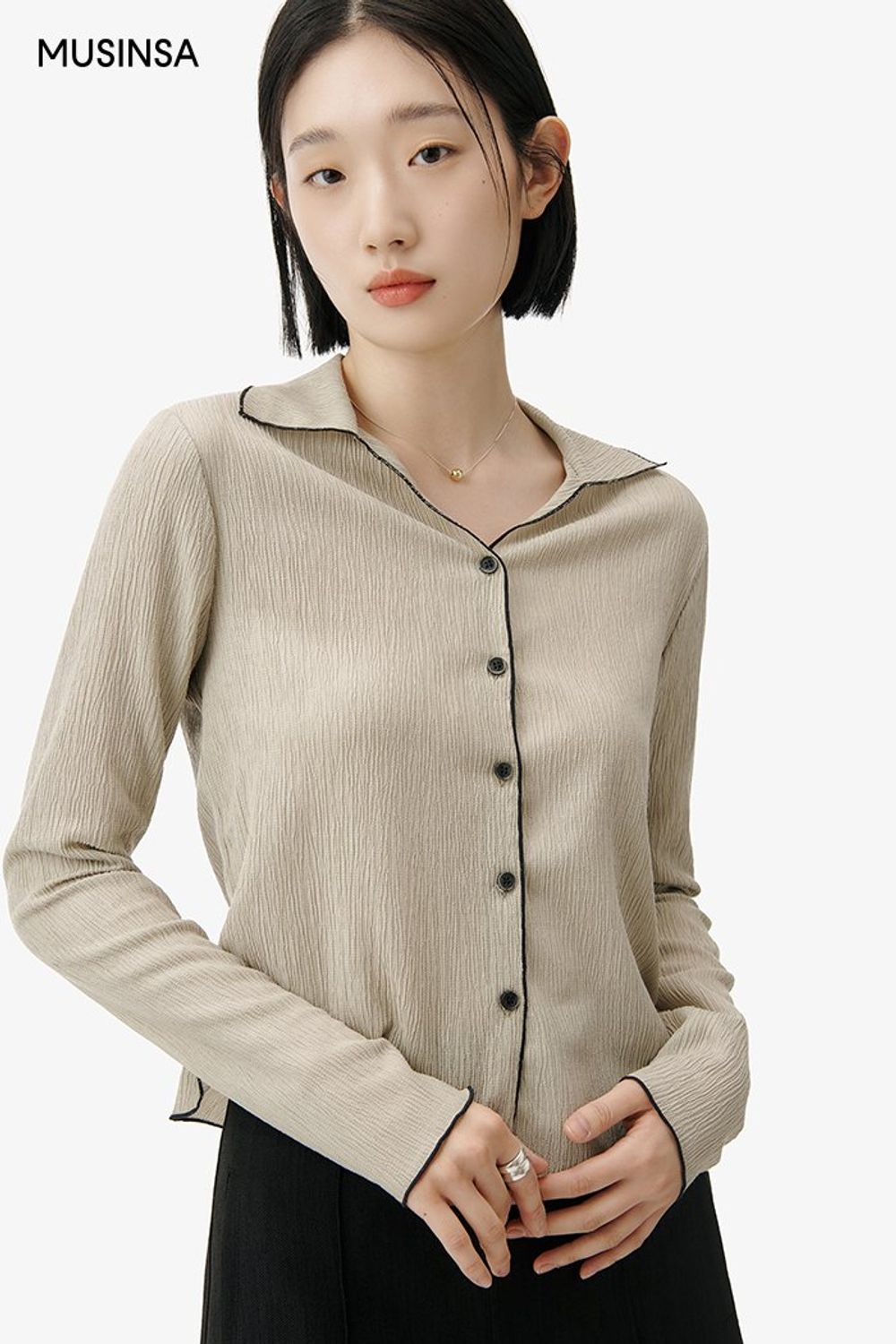 미니멀한 블라우스에 숏 팬츠를 매치한 후 부츠로 마무리한 시크 룩 #봄 #시크 #핀턱팬츠 #미니멀룩 #스웨이드부츠 #에디터_권준희