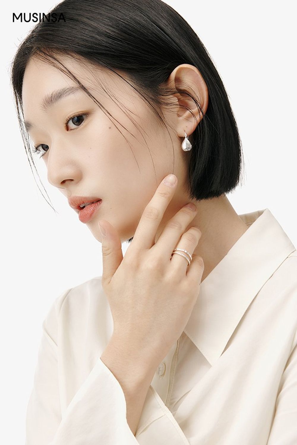 셔링 셔츠에 플리츠스커트를 매치하고 블루 토트백을 더해 완성한 로맨틱 룩 #화사한 #봄 #로맨틱 #데이트룩 #하객룩 #플리츠스커트 #셔링셔츠 #에디터_권준희
