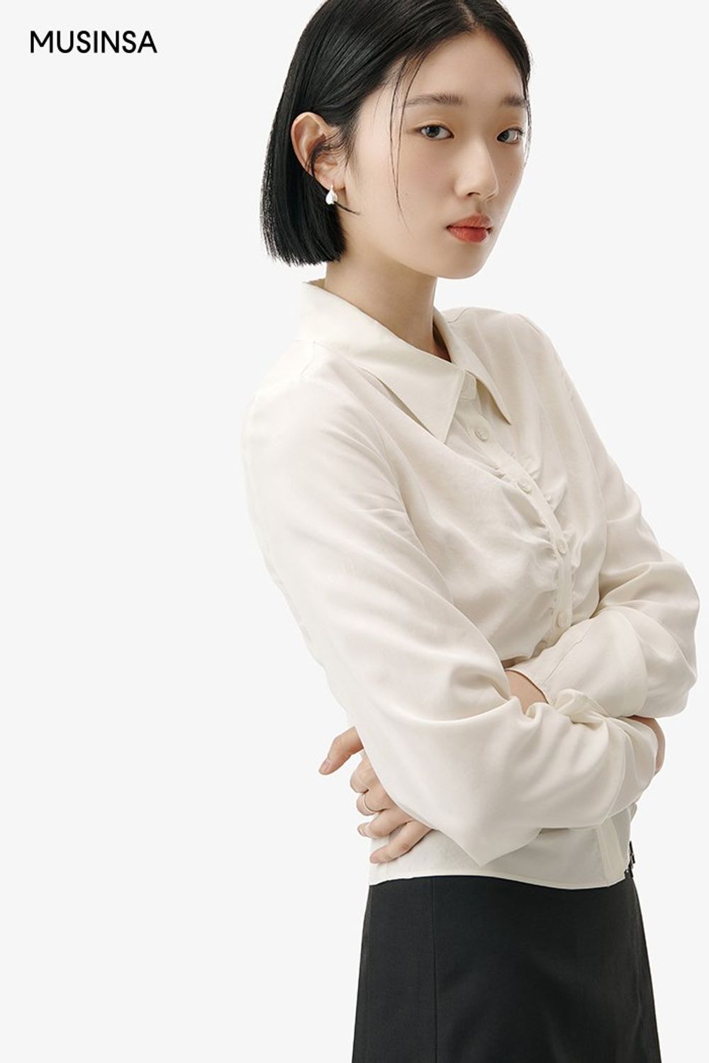 셔링 셔츠에 플리츠스커트를 매치하고 블루 토트백을 더해 완성한 로맨틱 룩 #화사한 #봄 #로맨틱 #데이트룩 #하객룩 #플리츠스커트 #셔링셔츠 #에디터_권준희
