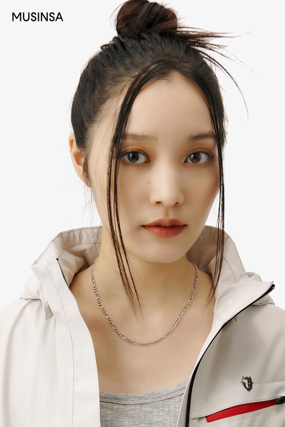 가볍게 입기 좋은 윈드브레이커와 아웃도어 팬츠 조합의 스포츠 룩 #편안한 #등산 #레저스포츠 #스포티 #봄 #스포츠 #에디터_이여름