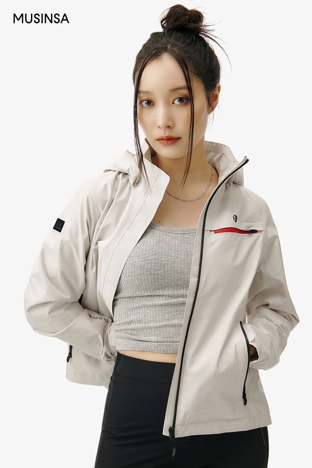 가볍게 입기 좋은 윈드브레이커와 아웃도어 팬츠 조합의 스포츠 룩 #편안한 #등산 #레저스포츠 #스포티 #봄 #스포츠 #에디터_이여름