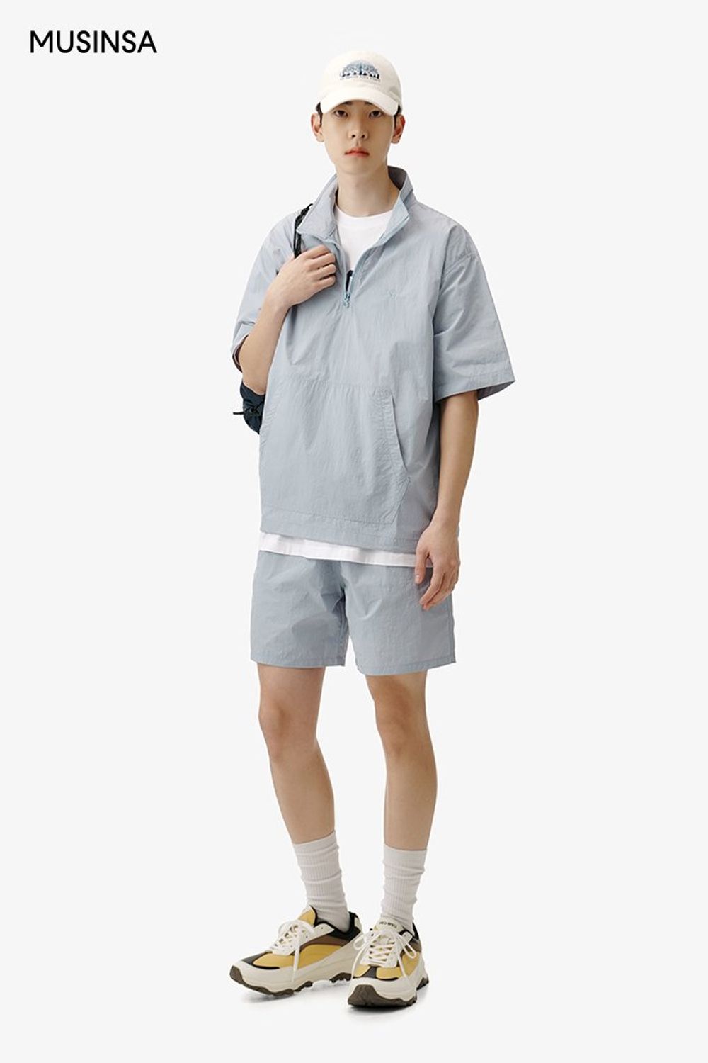 아노락에 숏 팬츠를 매치하고 짐색을 더해 완성한 스포츠 룩 #셋업코디 #스포티 #러닝 #봄 #스포츠 #하이킹 #에디터_이소영