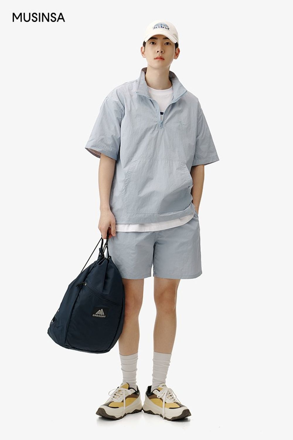 아노락에 숏 팬츠를 매치하고 짐색을 더해 완성한 스포츠 룩 #셋업코디 #스포티 #러닝 #봄 #스포츠 #하이킹 #에디터_이소영