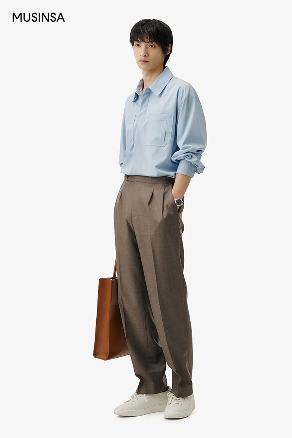 풀오버 디자인 셔츠에 버클 디테일 슬랙스를 매치하고 토트백으로 마무리한 댄디 룩 #미니멀 #파스텔 #핀턱 #봄 #댄디 #에디터_천만욱