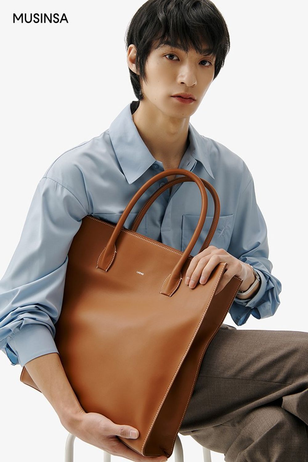 풀오버 디자인 셔츠에 버클 디테일 슬랙스를 매치하고 토트백으로 마무리한 댄디 룩 #미니멀 #파스텔 #핀턱 #봄 #댄디 #에디터_천만욱