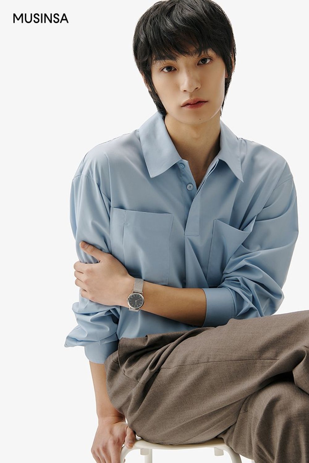 풀오버 디자인 셔츠에 버클 디테일 슬랙스를 매치하고 토트백으로 마무리한 댄디 룩 #미니멀 #파스텔 #핀턱 #봄 #댄디 #에디터_천만욱