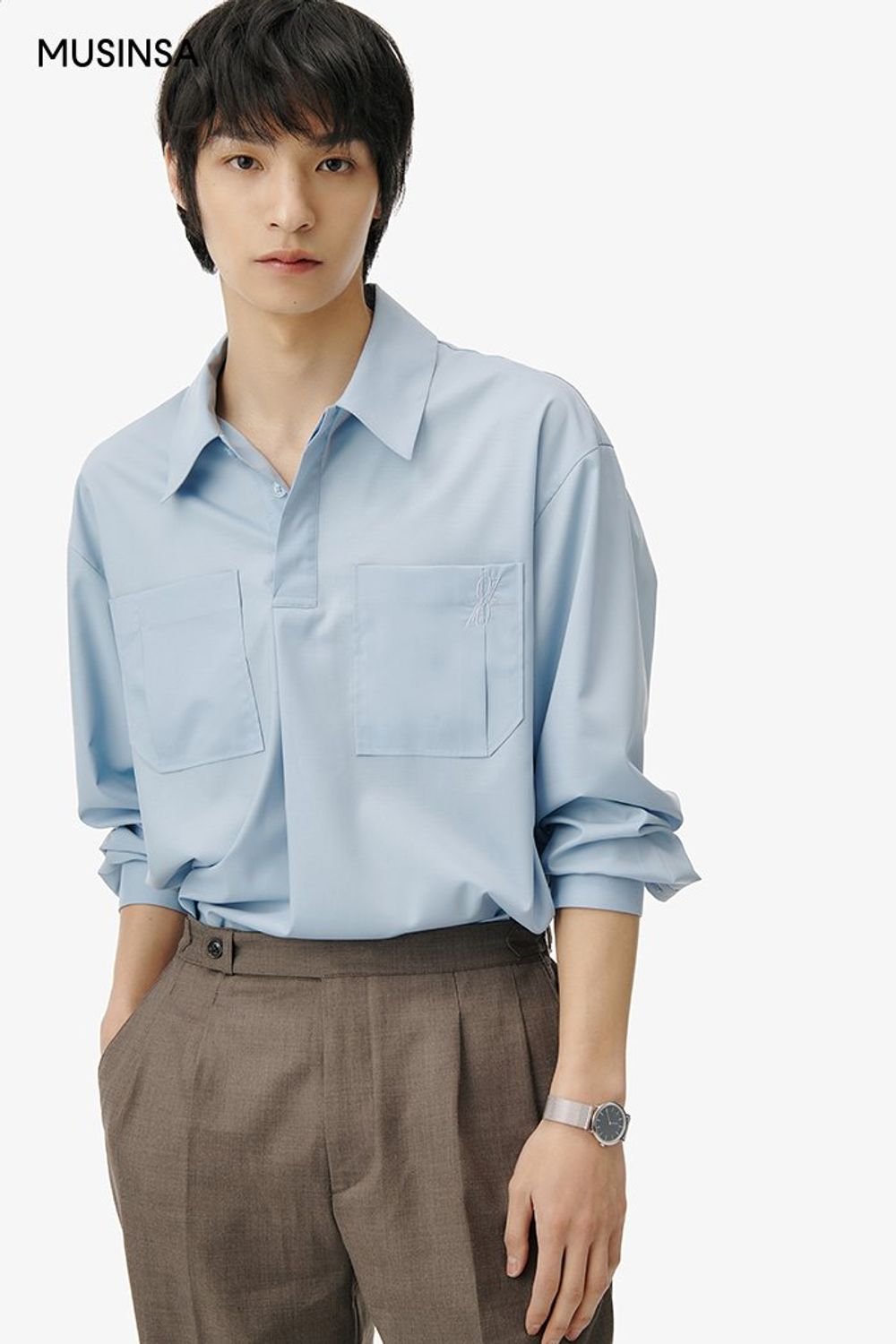풀오버 디자인 셔츠에 버클 디테일 슬랙스를 매치하고 토트백으로 마무리한 댄디 룩 #미니멀 #파스텔 #핀턱 #봄 #댄디 #에디터_천만욱