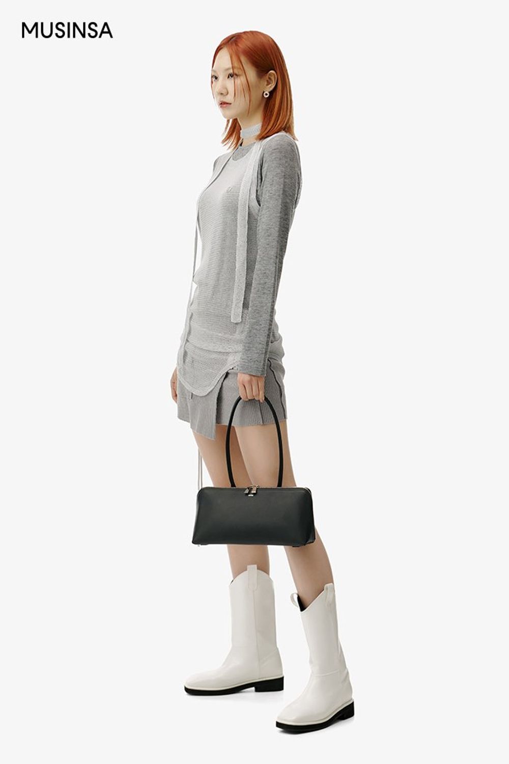긴소매 티셔츠와 메시 소재 원피스를 레이어드하고 부츠로 멋을 더한 시크 룩 #모노톤 #레이어드룩 #셋업코디 #짧치 #메쉬 #셔링 #랩스타일 #봄 #시크 #웨스턴부츠 #에디터_이다희