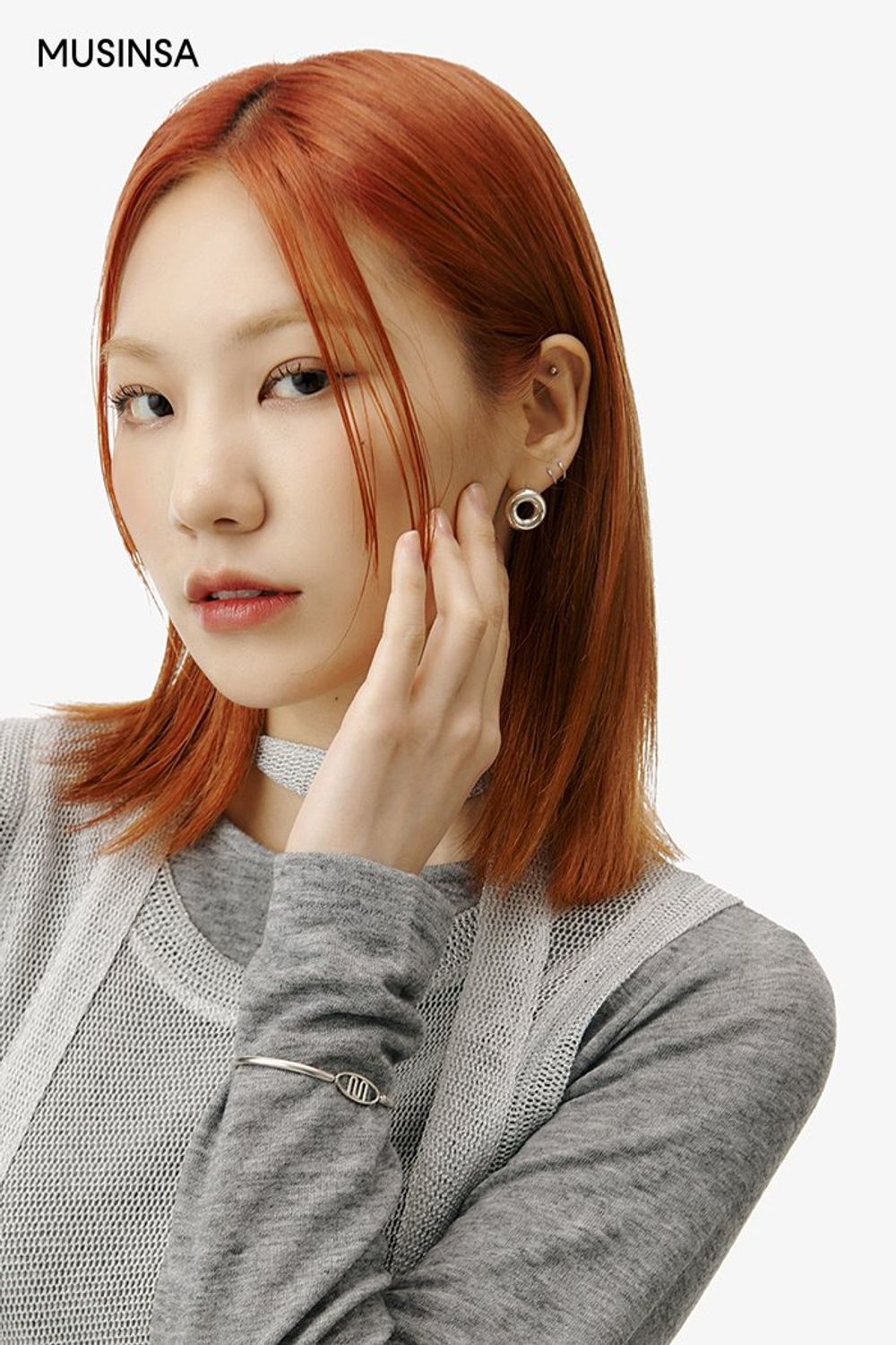 긴소매 티셔츠와 메시 소재 원피스를 레이어드하고 부츠로 멋을 더한 시크 룩 #모노톤 #레이어드룩 #셋업코디 #짧치 #메쉬 #셔링 #랩스타일 #봄 #시크 #웨스턴부츠 #에디터_이다희