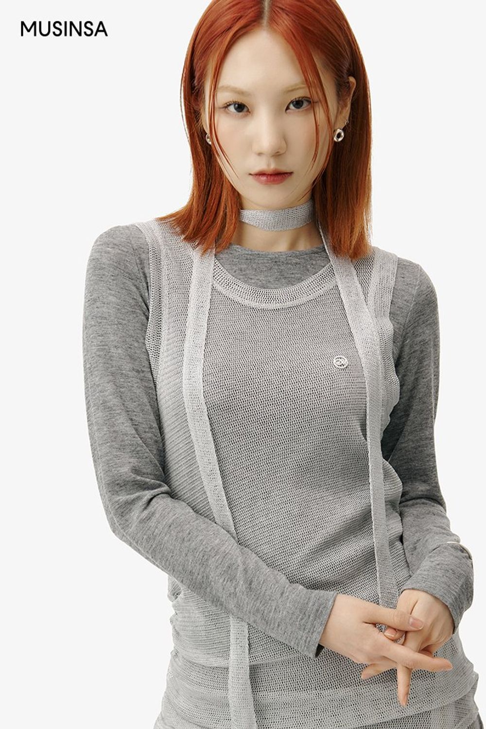 긴소매 티셔츠와 메시 소재 원피스를 레이어드하고 부츠로 멋을 더한 시크 룩 #모노톤 #레이어드룩 #셋업코디 #짧치 #메쉬 #셔링 #랩스타일 #봄 #시크 #웨스턴부츠 #에디터_이다희