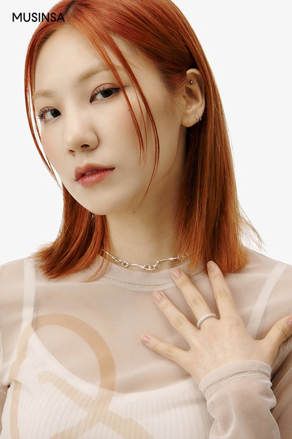 그래픽 디테일의 시스루 티셔츠와 데님 팬츠의 조합이 돋보이는 시크 룩 #그래픽 #와이드핏 #시스루 #워싱 #셔링 #스트링 #봄 #시크 #에디터_이다희