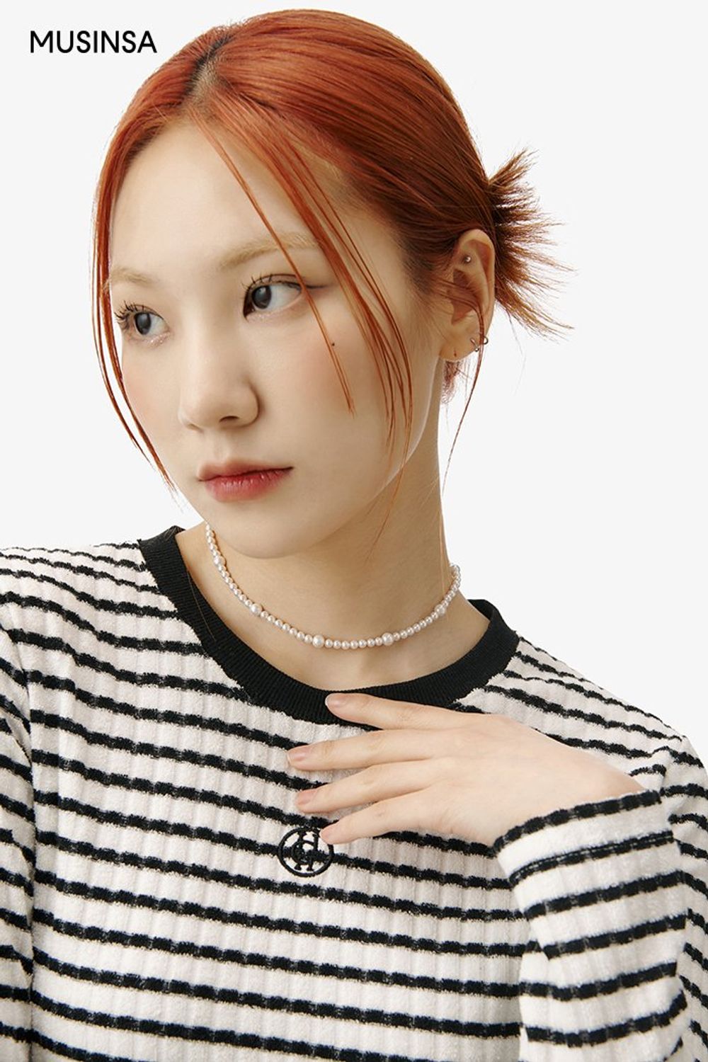 스트라이프 티셔츠와 미디스커트, 숄더백으로 꾸민 로맨틱 코디네이션 #모노톤 #스트라이프 #데이트 #여친룩 #플리츠 #봄 #로맨틱 #에디터_이다희